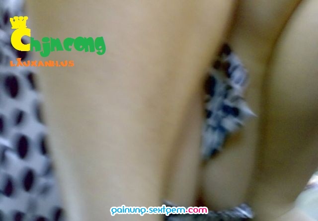 Một em lộ hàng khi đi chợ