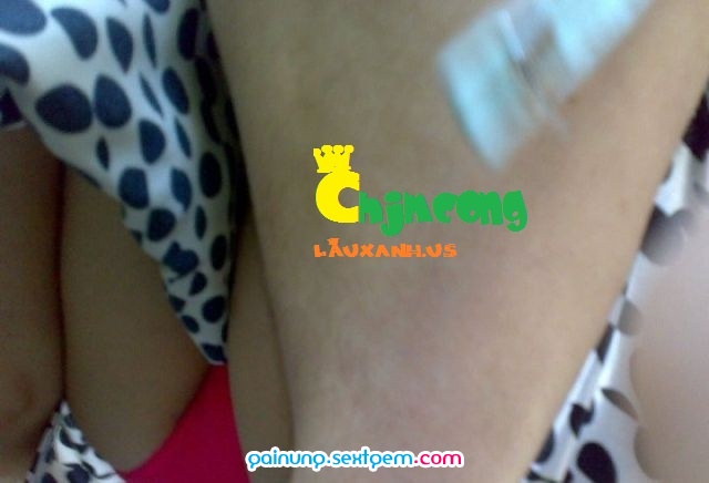 Một em lộ hàng khi đi chợ