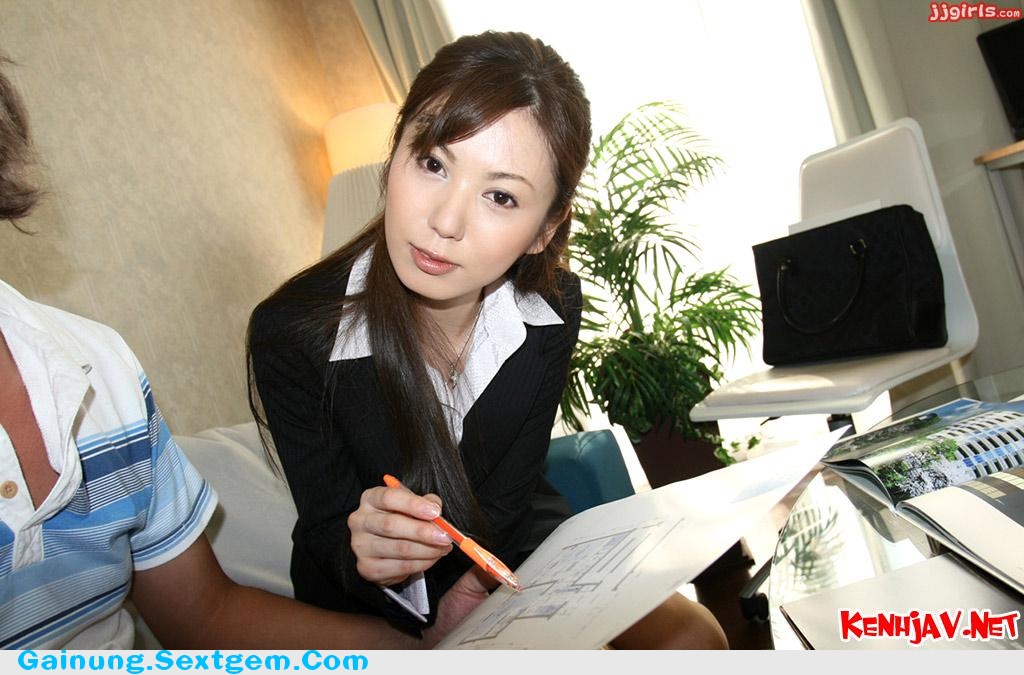 Phang em thư kí Mina Moriyama trong văn phòng