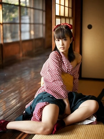 Gái Nhật điệu đà với trang phục hở hang