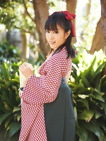 Gái Nhật điệu đà với trang phục hở hang