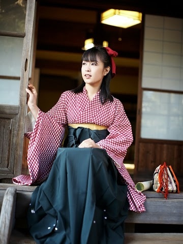 Gái Nhật điệu đà với trang phục hở hang